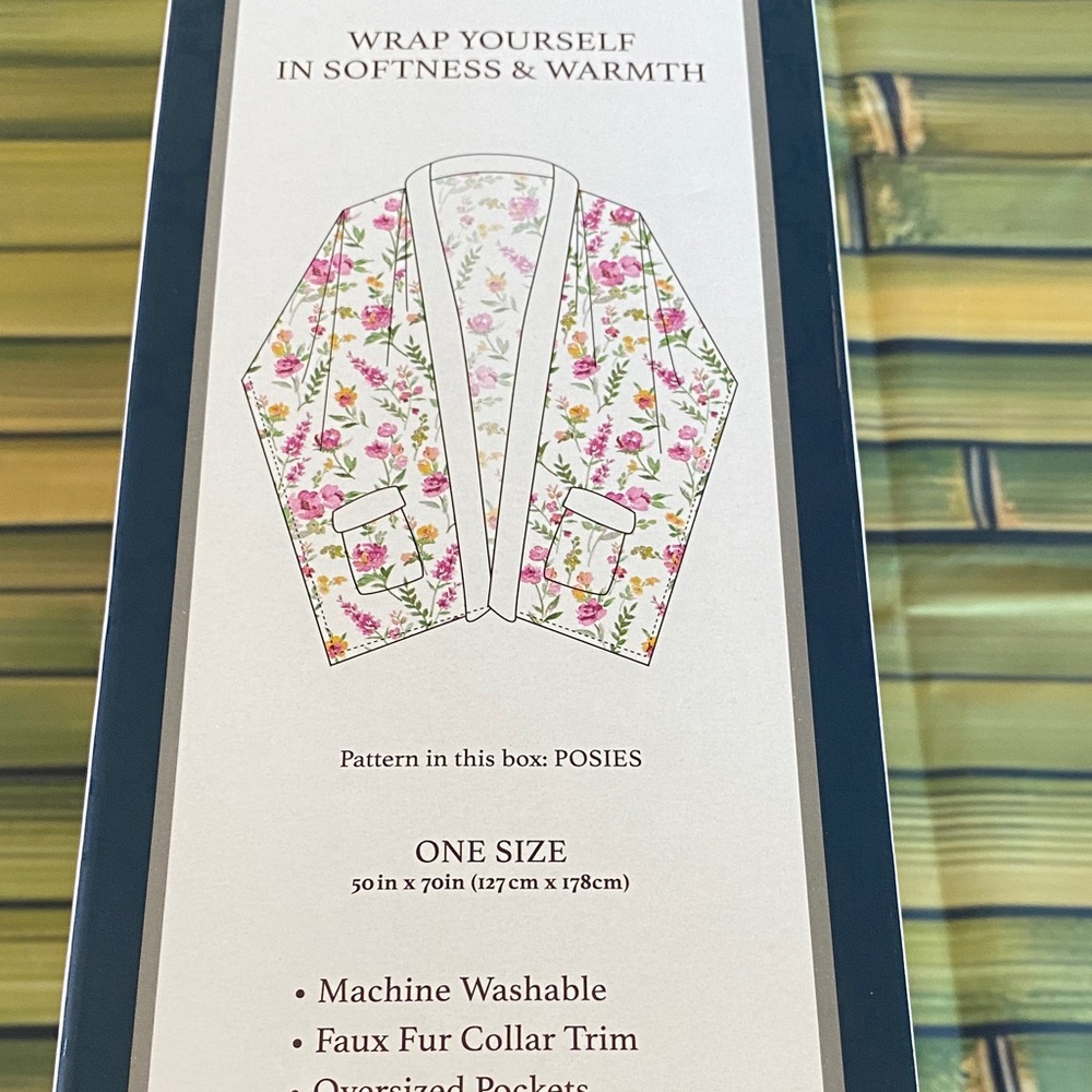 NWT Charter Club
Cozy Plush Floral Wrap Robe Throw, 50" x 70" - Picture 4 of 4